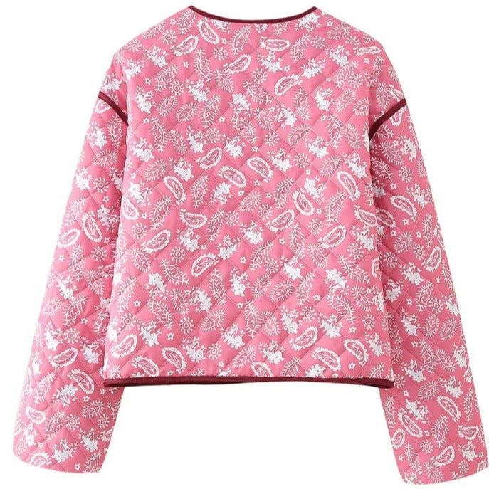 Dam Quiltad Kort Jacka med V-ringad, Paisley Mönster och Contrasting Piping
