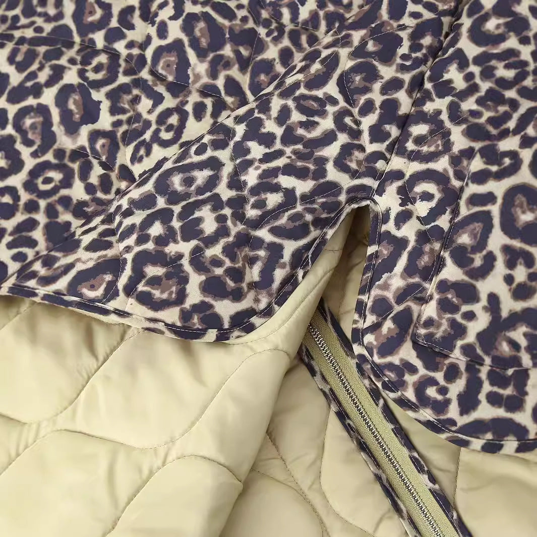 Dam quiltad oversized vadderad jacka med alla-över leopardprint, hel dragkedja och påsydda fickor