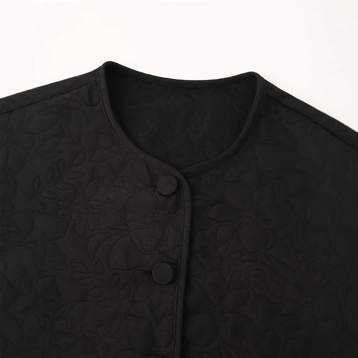 Dam quiltad kort jacka med crew neck, concealed snap knäppning och påsydda fickor