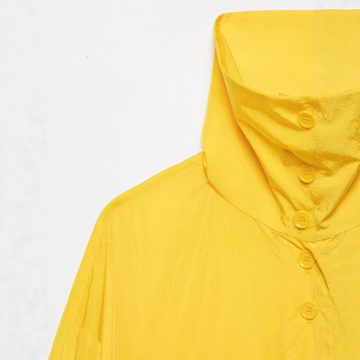 Dam Lätt Kort Windbreaker med Hög Stå Krage och Drawstring.