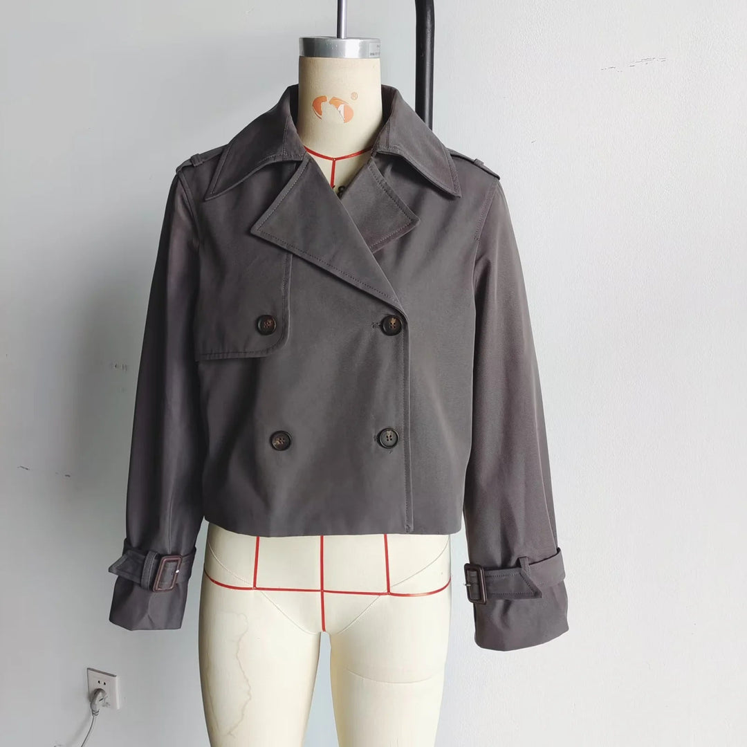 Dam kort skärning double-breasted trenchcoat med axel straps och adjustable cuffs