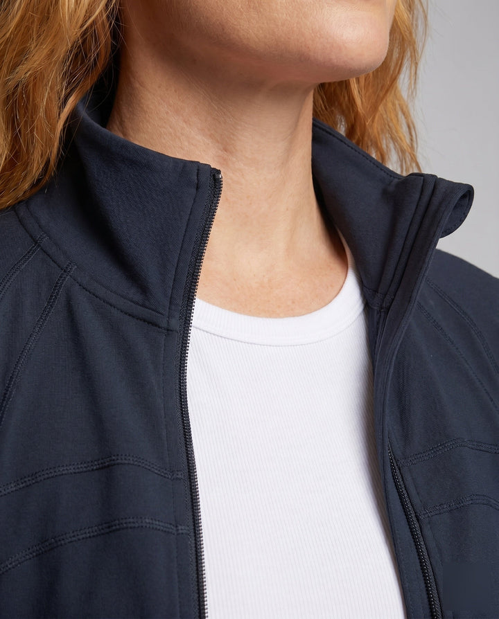 Dam sporty jacka med innovative dragkedja och figure-hugging passform