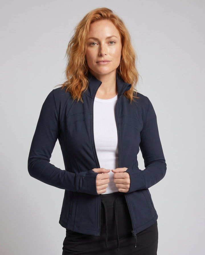 Dam sporty jacka med innovative dragkedja och figure-hugging passform