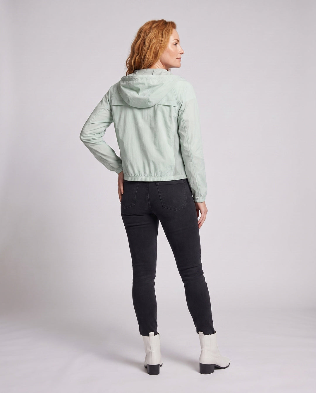 Dam lätt funktionsjacka med stowable huva design
