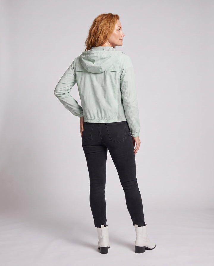 Dam lätt funktionsjacka med stowable huva design