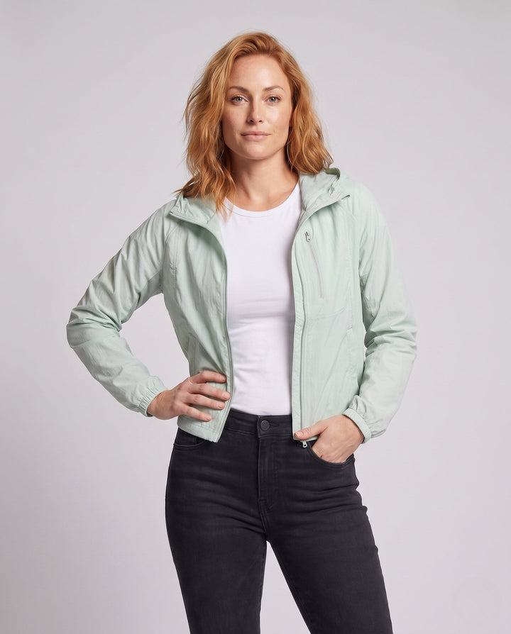 Dam lätt funktionsjacka med stowable huva design
