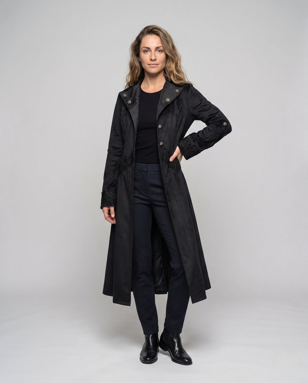Dam elegant steampunk jacka med spets embellishments och asymmetrical fåll