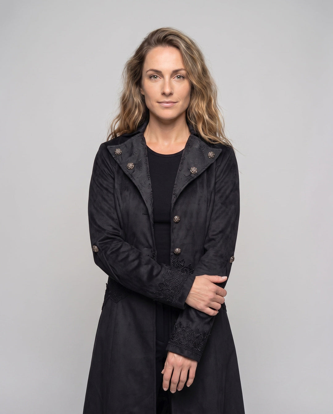 Dam elegant steampunk jacka med spets embellishments och asymmetrical fåll