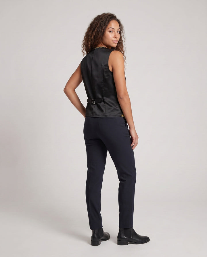 Dam elegant väst med intricate golden embellishments
