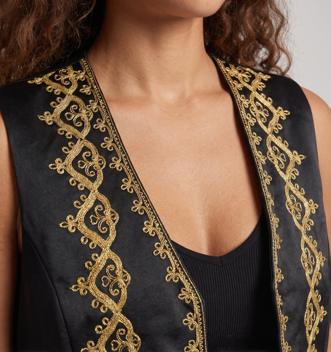 Dam elegant väst med intricate golden embellishments