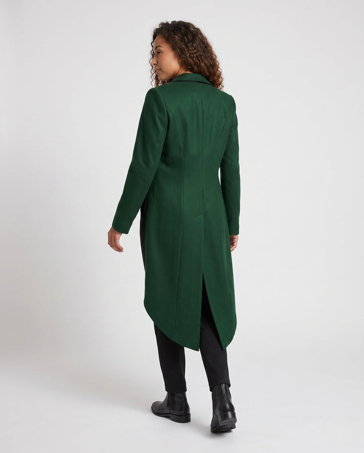 Dam elegant vadderad kappa med asymmetrical fåll och decorative knappar