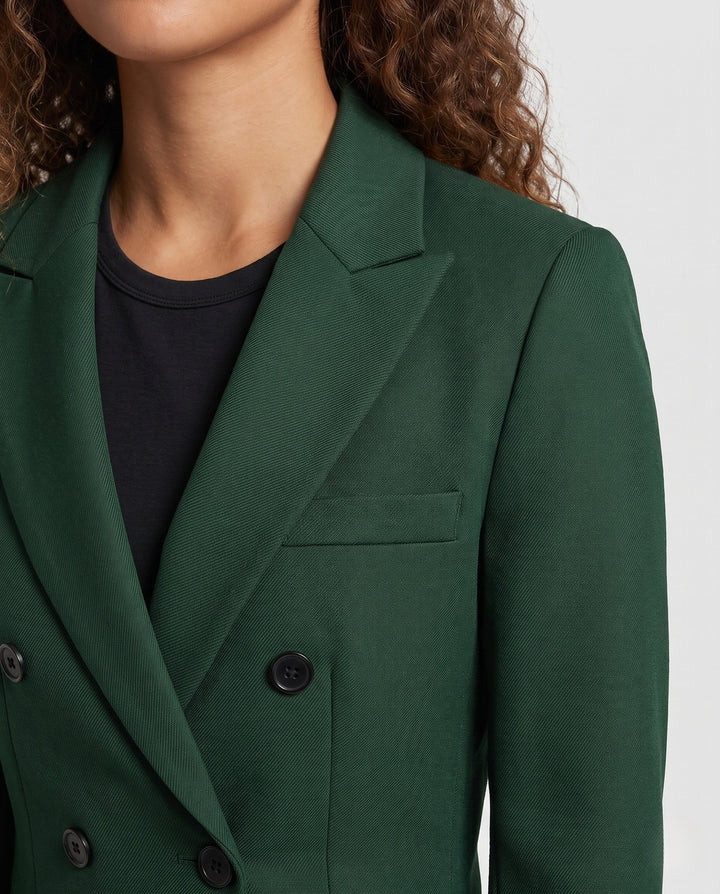 Dam elegant vadderad kappa med asymmetrical fåll och decorative knappar