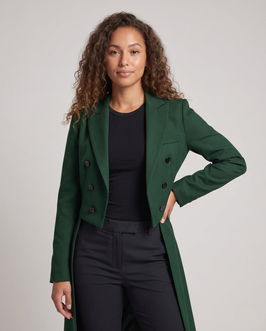 Dam elegant vadderad kappa med asymmetrical fåll och decorative knappar