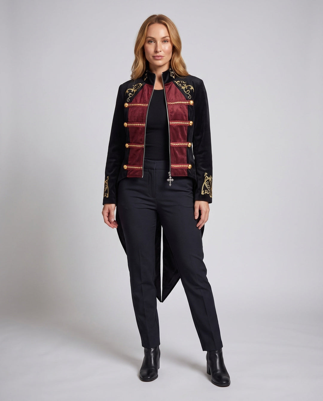 Dam med huva cape med dekorativ gold embellishments
