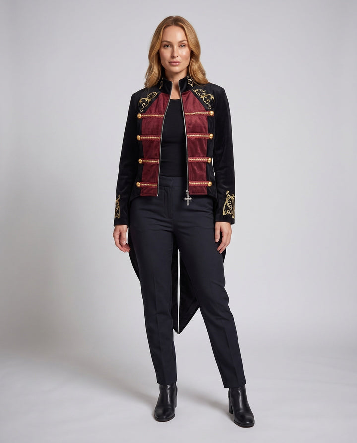 Dam med huva cape med dekorativ gold embellishments