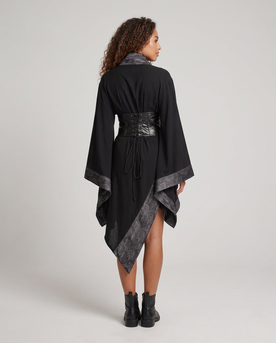 Dam Kimono-stil kappa med Elaborate bälte och vid ärmar