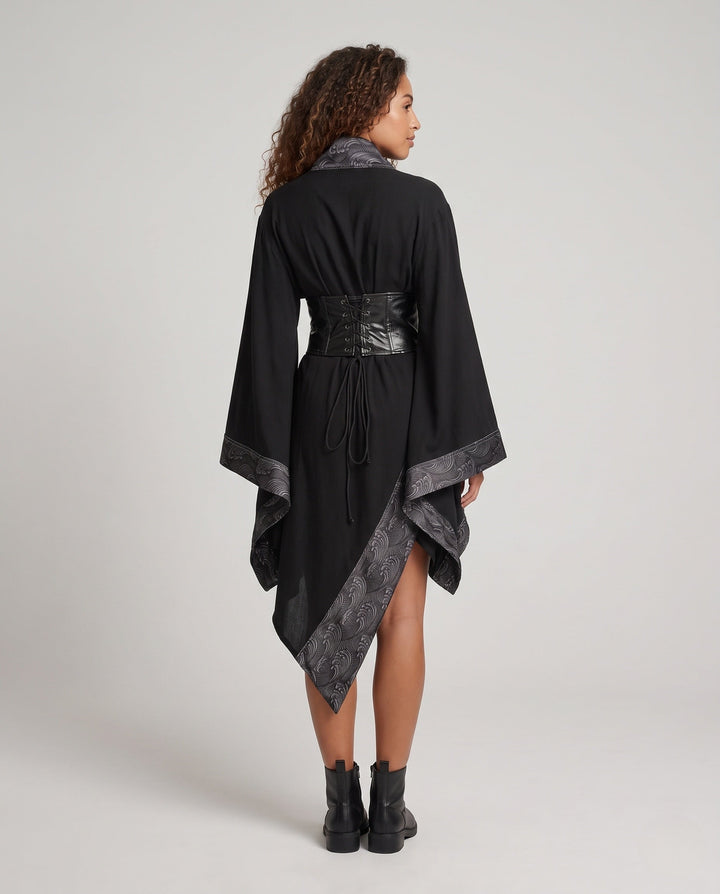 Dam Kimono-stil kappa med Elaborate bälte och vid ärmar