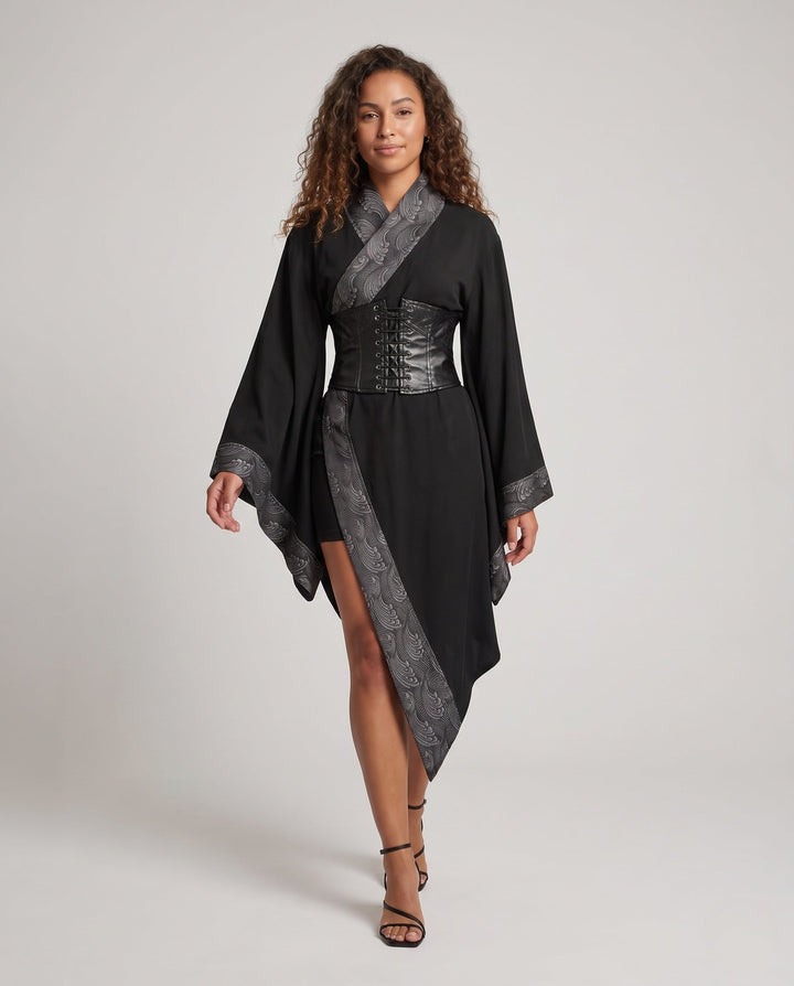 Dam Kimono-stil kappa med Elaborate bälte och vid ärmar