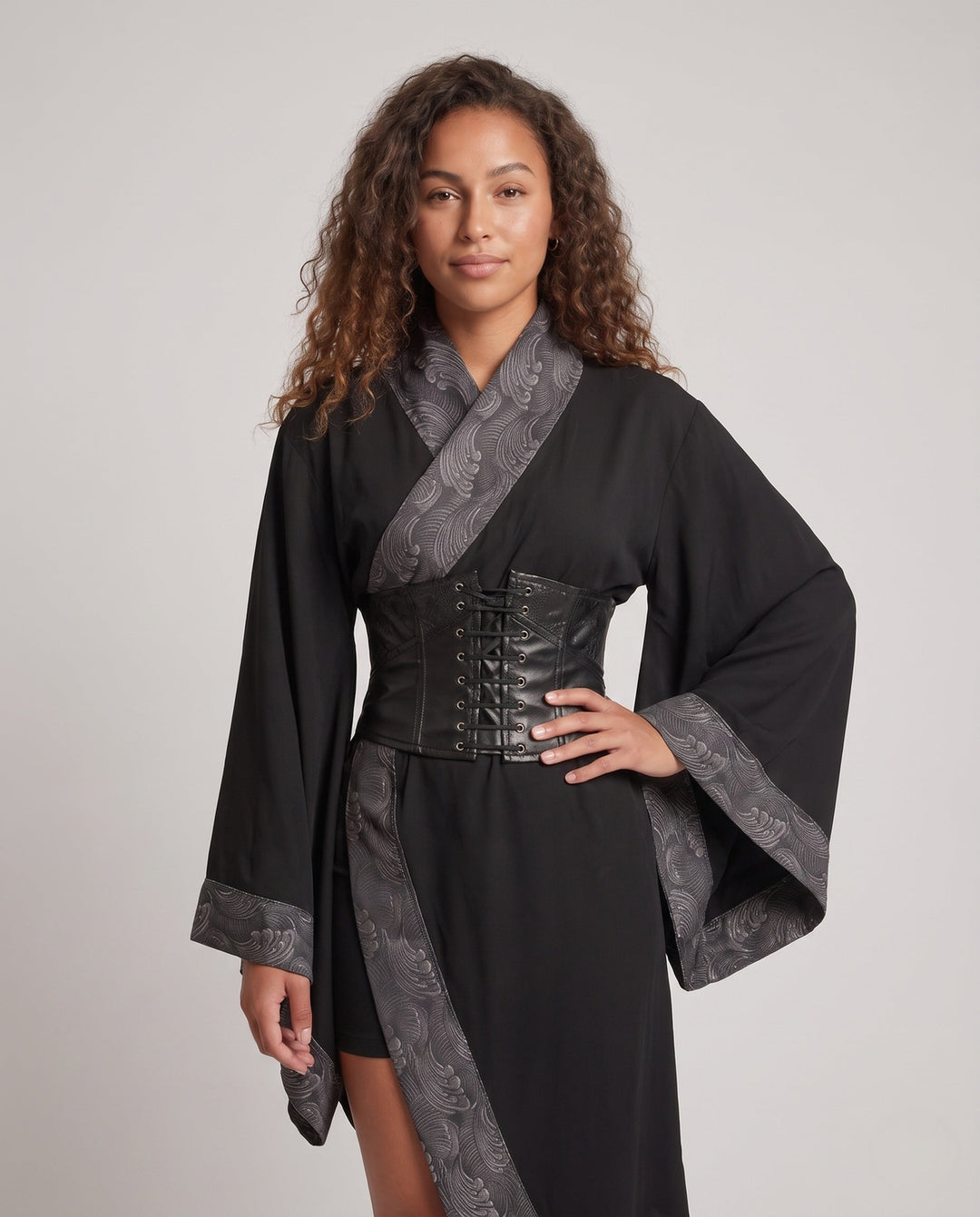 Dam Kimono-stil kappa med Elaborate bälte och vid ärmar