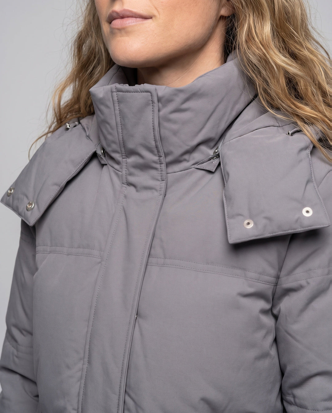 Dam Boxig Vadderad Kort Quiltad Anorak med Ergonomisk Huva Kant och Extra Stora Lock Fickor
