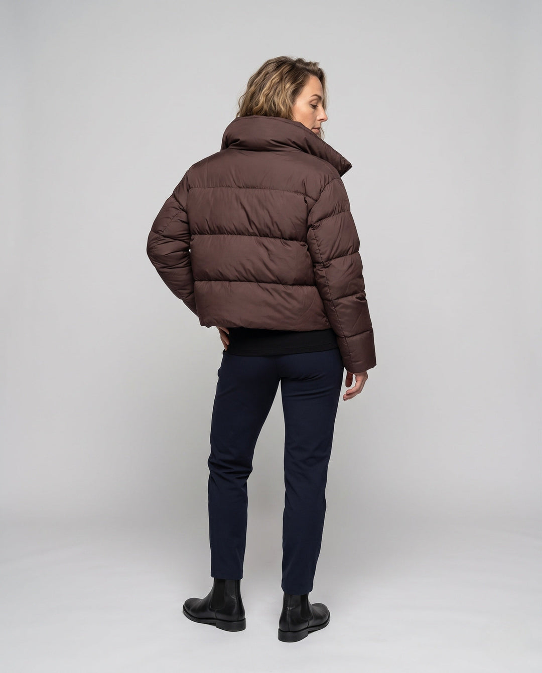 Dam Kort Quiltad Jacka med Oversize Huva, Lätt Termisk Filling, och Rounded Nederkant