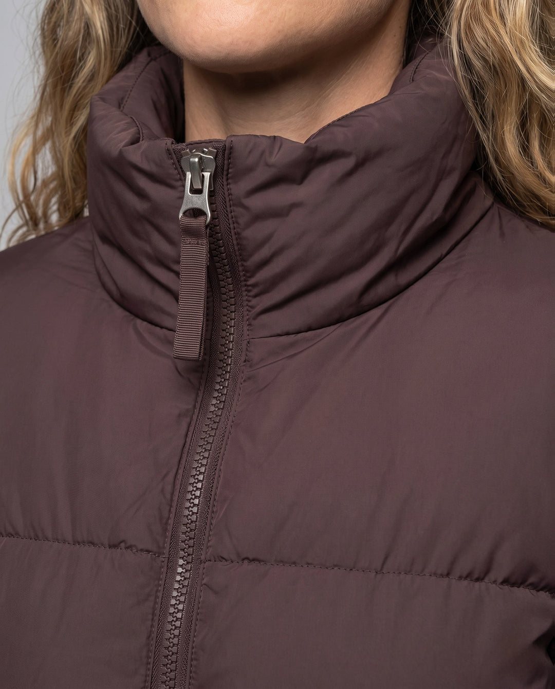 Dam Kort Quiltad Jacka med Oversize Huva, Lätt Termisk Filling, och Rounded Nederkant