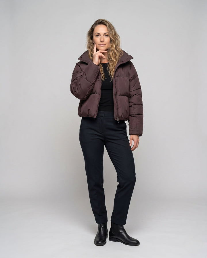 Dam Kort Quiltad Jacka med Oversize Huva, Lätt Termisk Filling, och Rounded Nederkant