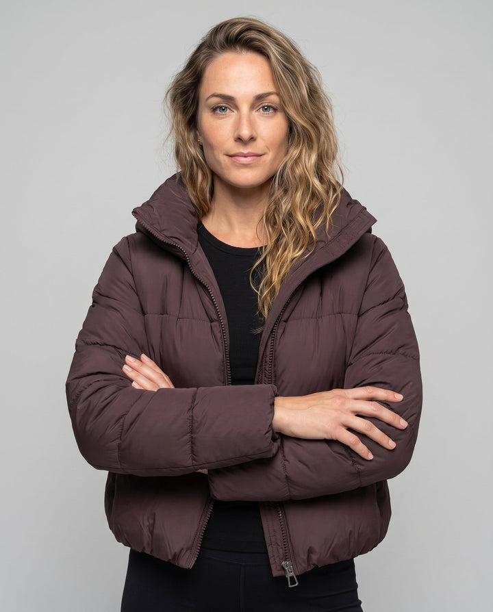 Dam Kort Quiltad Jacka med Oversize Huva, Lätt Termisk Filling, och Rounded Nederkant