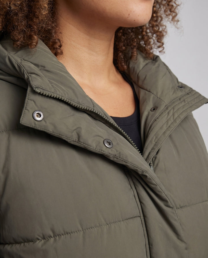 Dam Quiltad med Huva Väst med Waist Drawstring, Vadderad Termisk Filling, och Generous Side Fickor