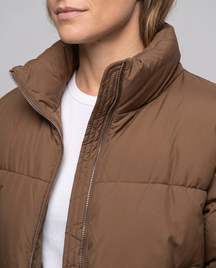 Dam Kort Skärning Vadderad Kort Puffer med Hög Stå Krage och Glansig Mikrofiber Surface