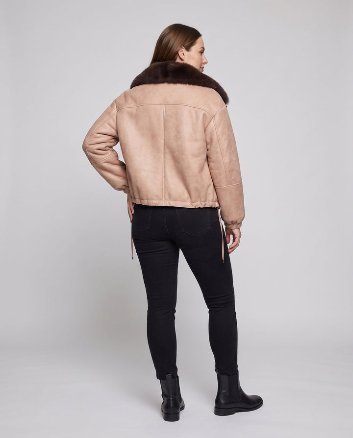 Dam Nano Kort Flight Jacka i Lambskin Look med Voluminous Faux Fur Krage och Drawstring