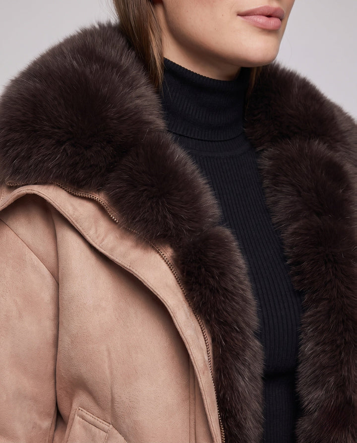 Dam Nano Kort Flight Jacka i Lambskin Look med Voluminous Faux Fur Krage och Drawstring