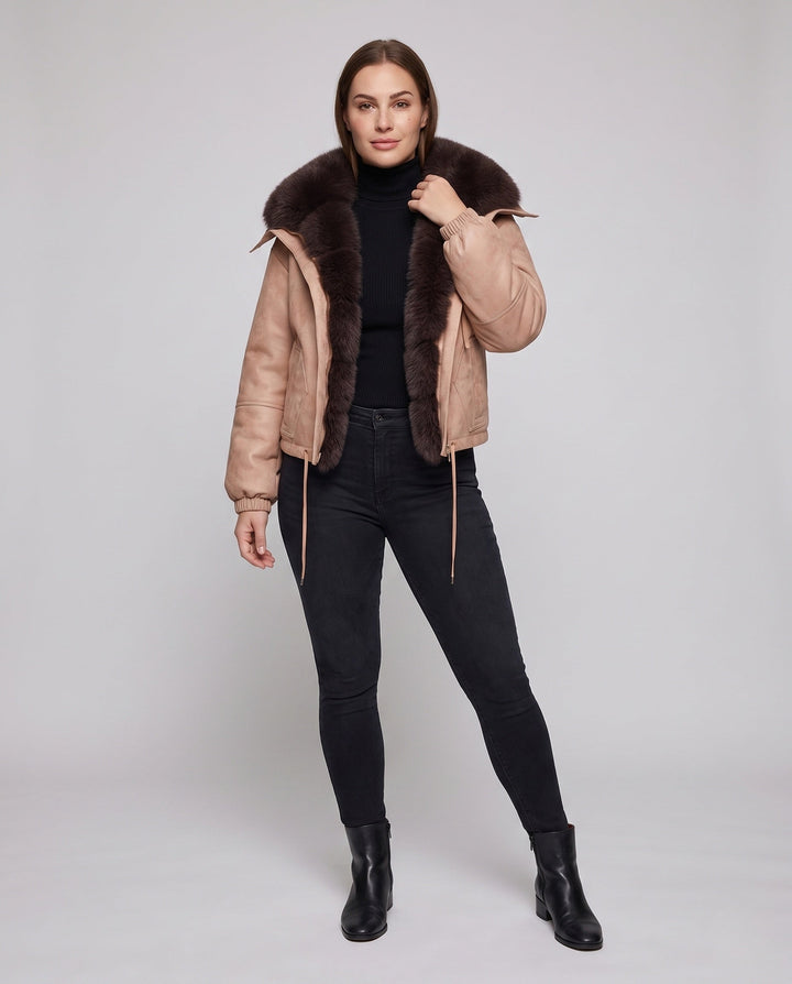 Dam Nano Kort Flight Jacka i Lambskin Look med Voluminous Faux Fur Krage och Drawstring