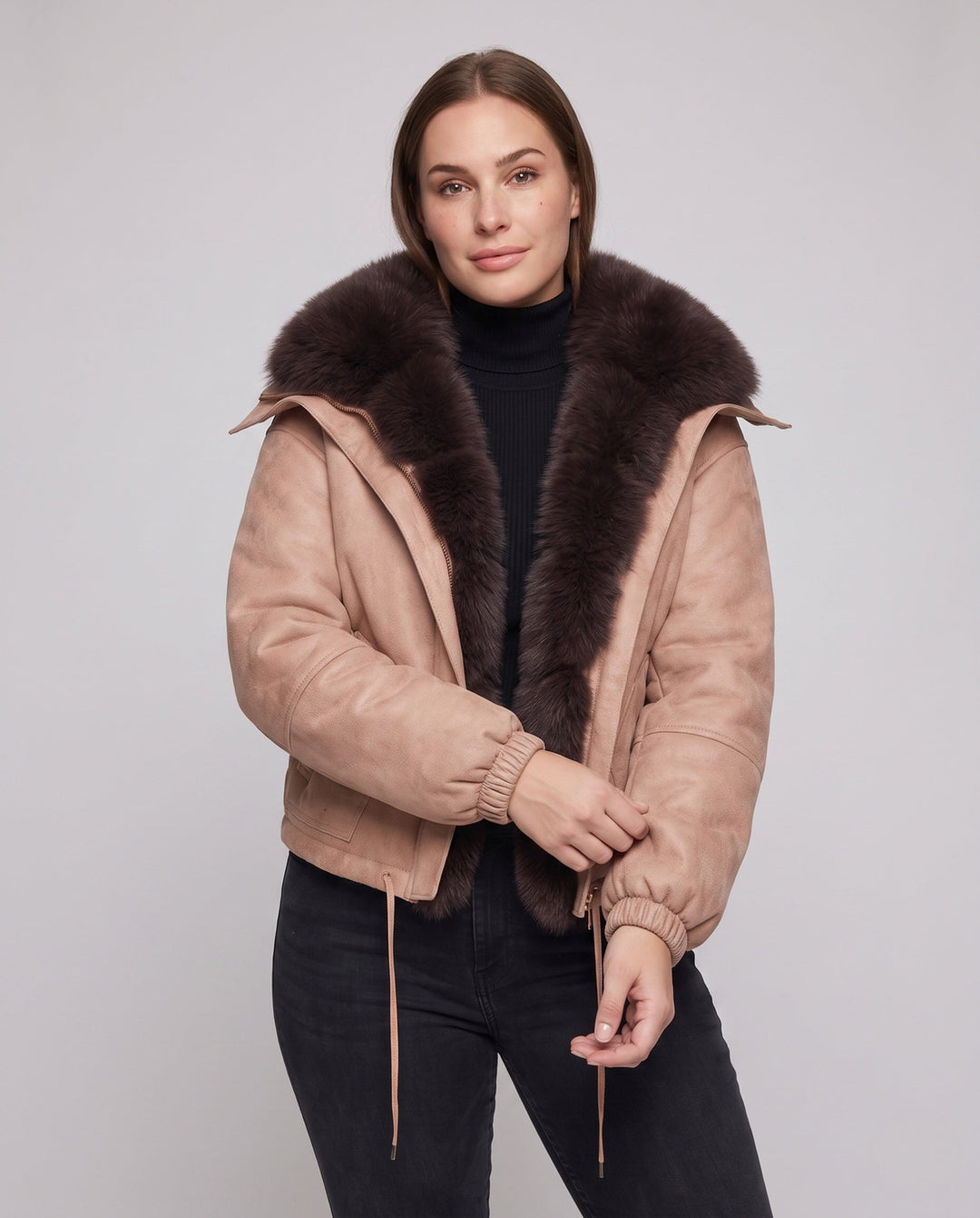 Dam Nano Kort Flight Jacka i Lambskin Look med Voluminous Faux Fur Krage och Drawstring