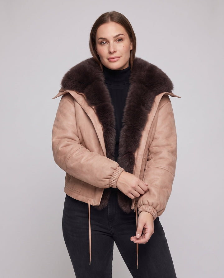 Dam Nano Kort Flight Jacka i Lambskin Look med Voluminous Faux Fur Krage och Drawstring