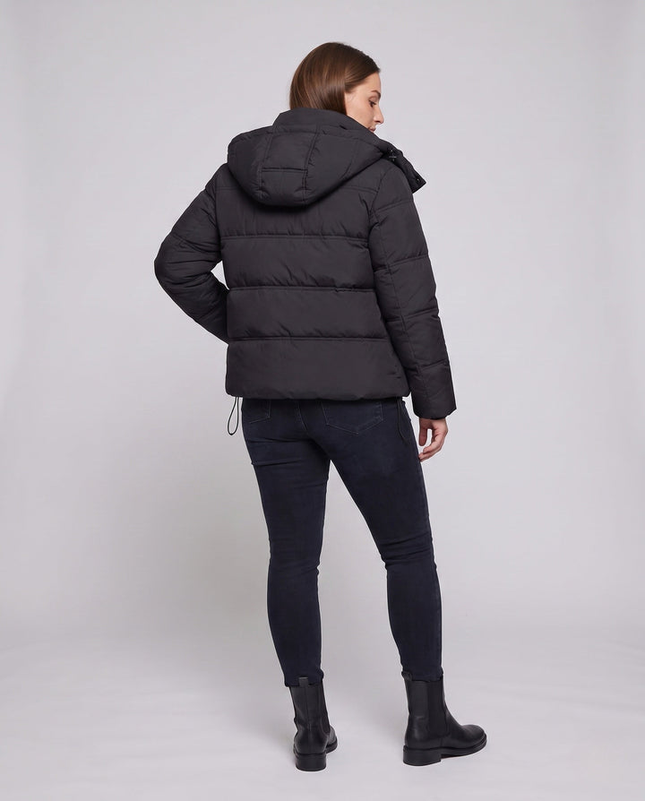 Dam Kort Quiltad Crop Jacka med Avtagbar Huva Kant och Two-Way Dragkedja