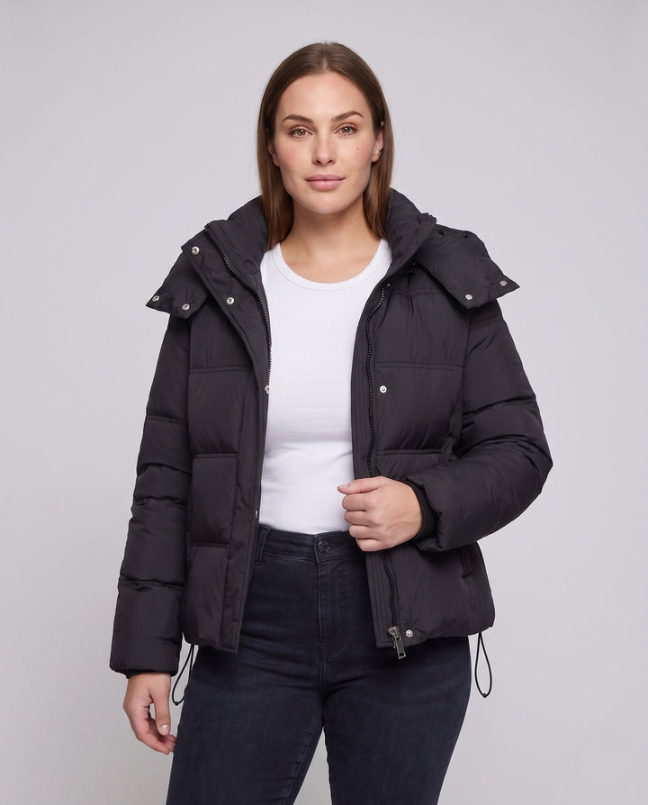 Dam Kort Quiltad Crop Jacka med Avtagbar Huva Kant och Two-Way Dragkedja