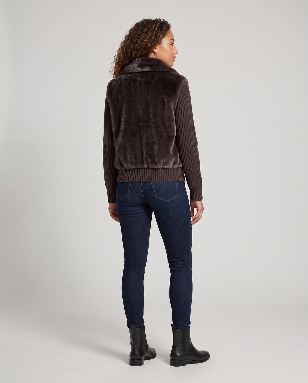 Dam Kort Faux Fur Väst i Layered Look med Ribbed Stickad Nederkant