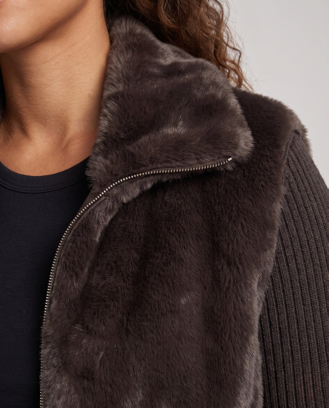 Dam Kort Faux Fur Väst i Layered Look med Ribbed Stickad Nederkant