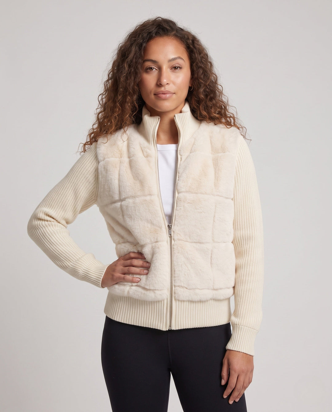 Dam Kort Kofta med Contrasting Faux Fur Front, Dragkedja och Hög Stå Krage