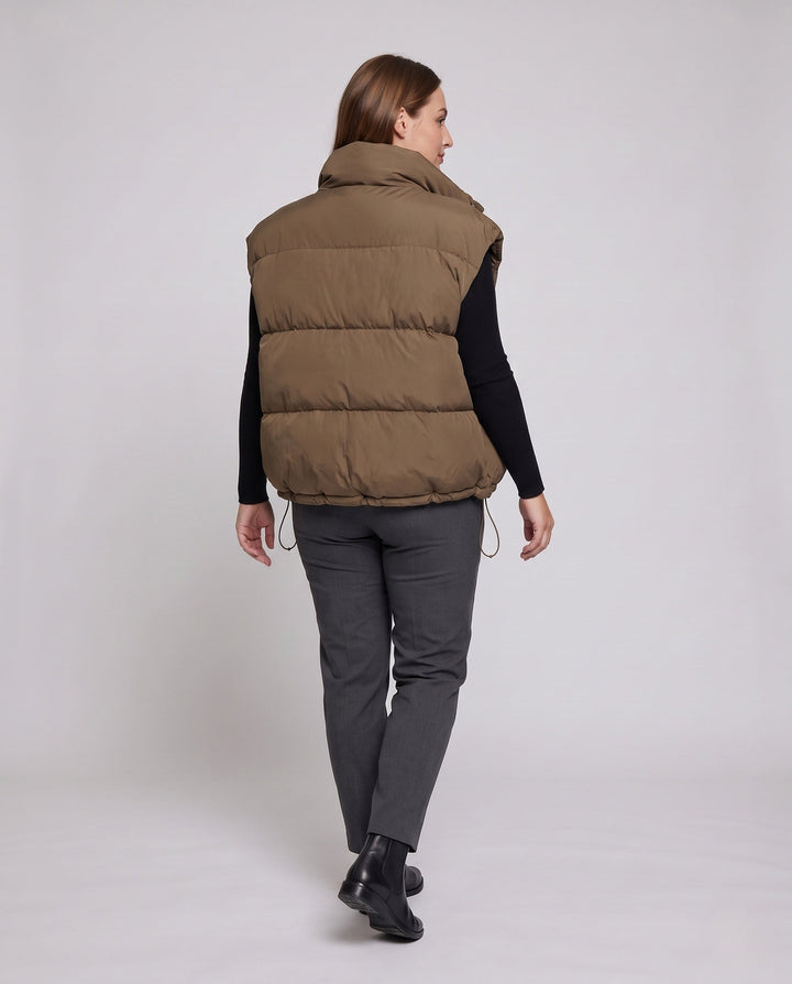 Dam Kort Vadderad Sleeveless Puffer Väst med Extra Hög Standing Krage och Drawstring Nederkant