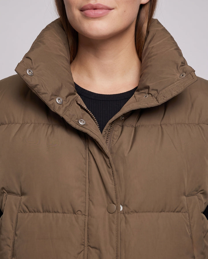 Dam Kort Vadderad Sleeveless Puffer Väst med Extra Hög Standing Krage och Drawstring Nederkant