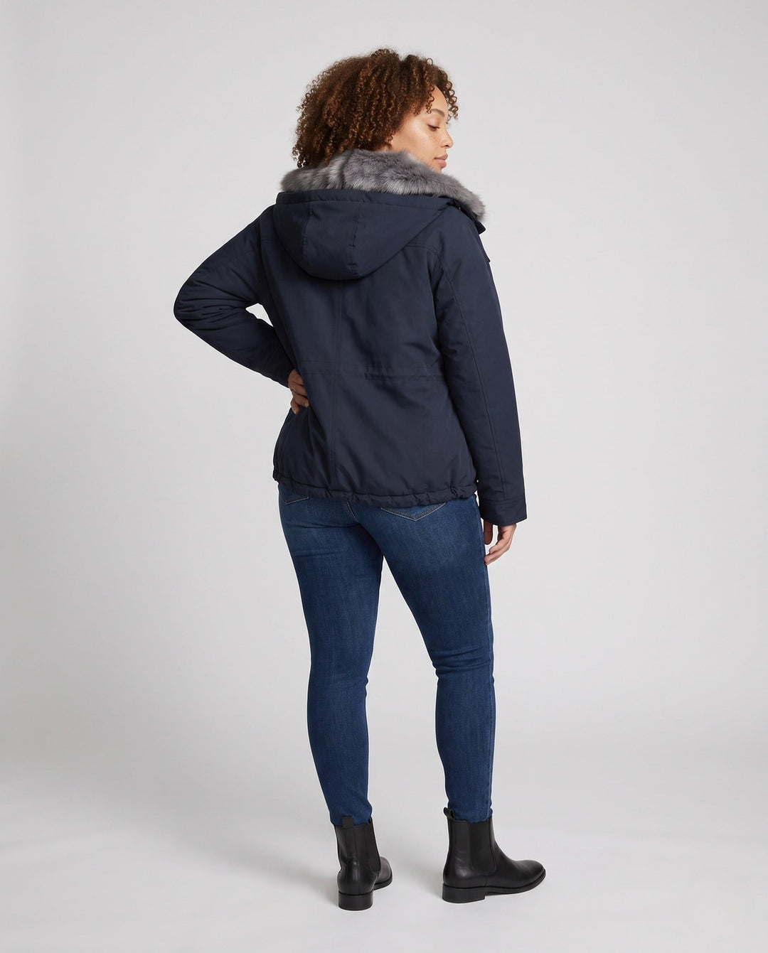 Dam Kort Vadderad Vinterjacka med Voluminous Faux Fur Krage och Vindtät Outer Shell