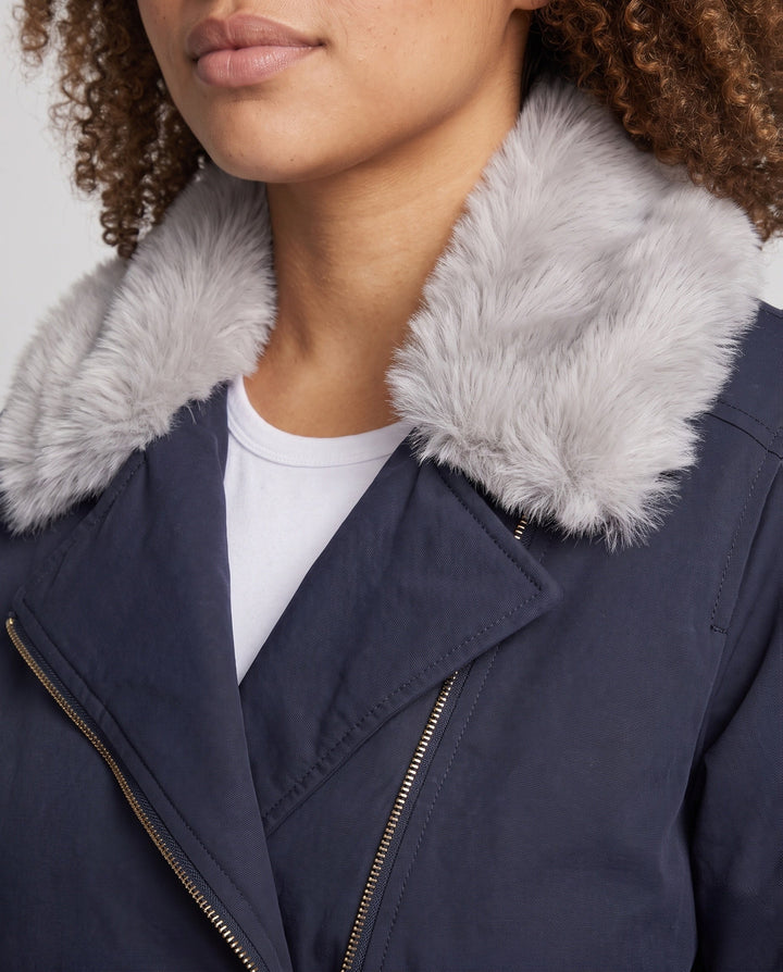 Dam Kort Vadderad Vinterjacka med Voluminous Faux Fur Krage och Vindtät Outer Shell
