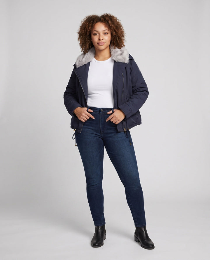 Dam Kort Vadderad Vinterjacka med Voluminous Faux Fur Krage och Vindtät Outer Shell