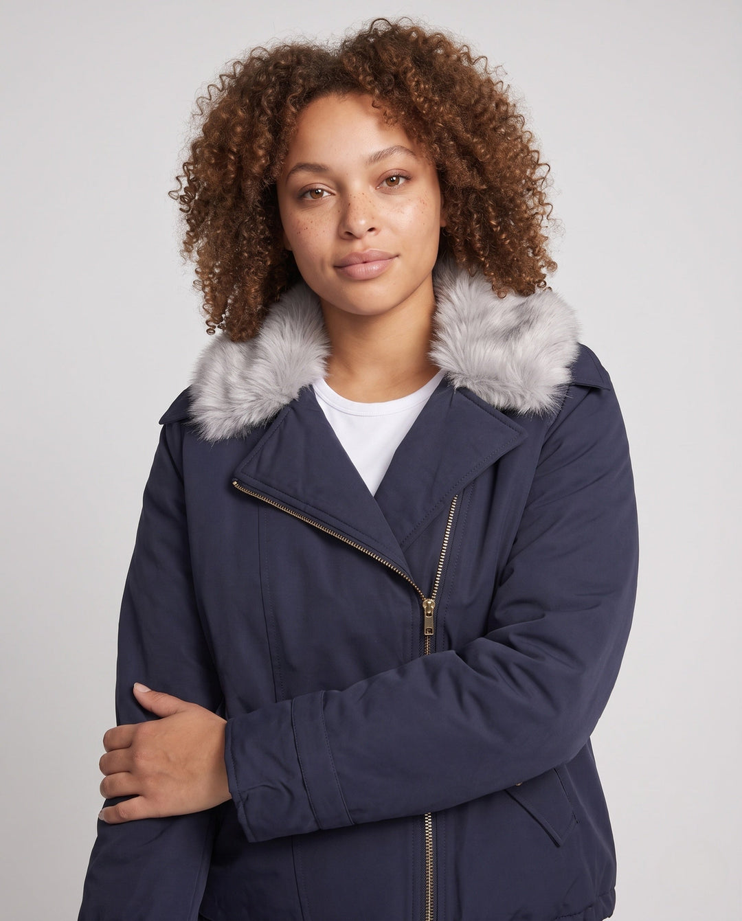 Dam Kort Vadderad Vinterjacka med Voluminous Faux Fur Krage och Vindtät Outer Shell