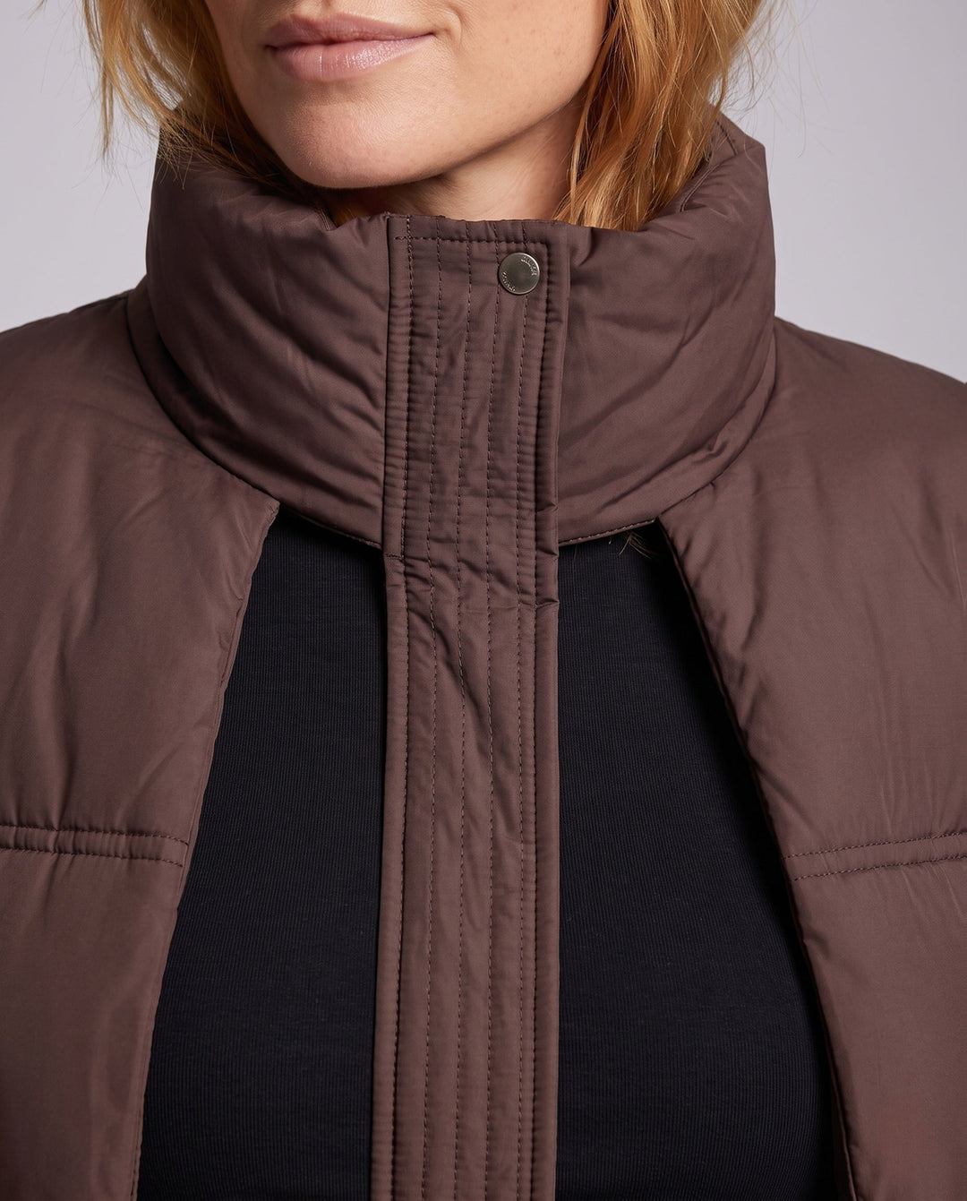 Dam Kort Boxig Puffer med Ergonomisk Stå Krage och Dold Tryckknapp Knapp Knäppning