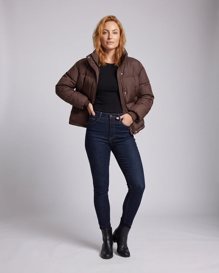 Dam Kort Boxig Puffer med Ergonomisk Stå Krage och Dold Tryckknapp Knapp Knäppning