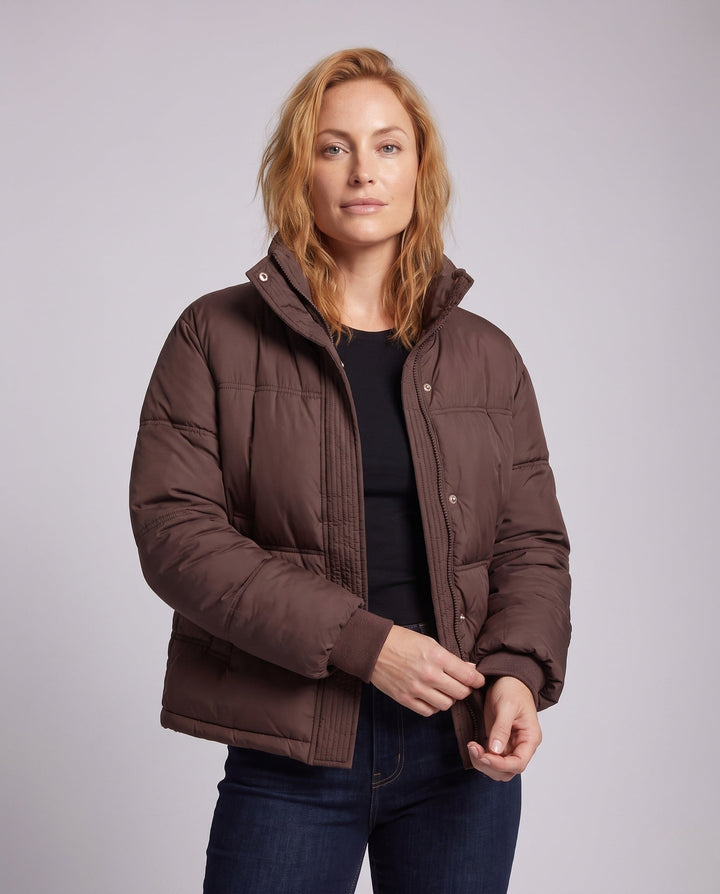 Dam Kort Boxig Puffer med Ergonomisk Stå Krage och Dold Tryckknapp Knapp Knäppning