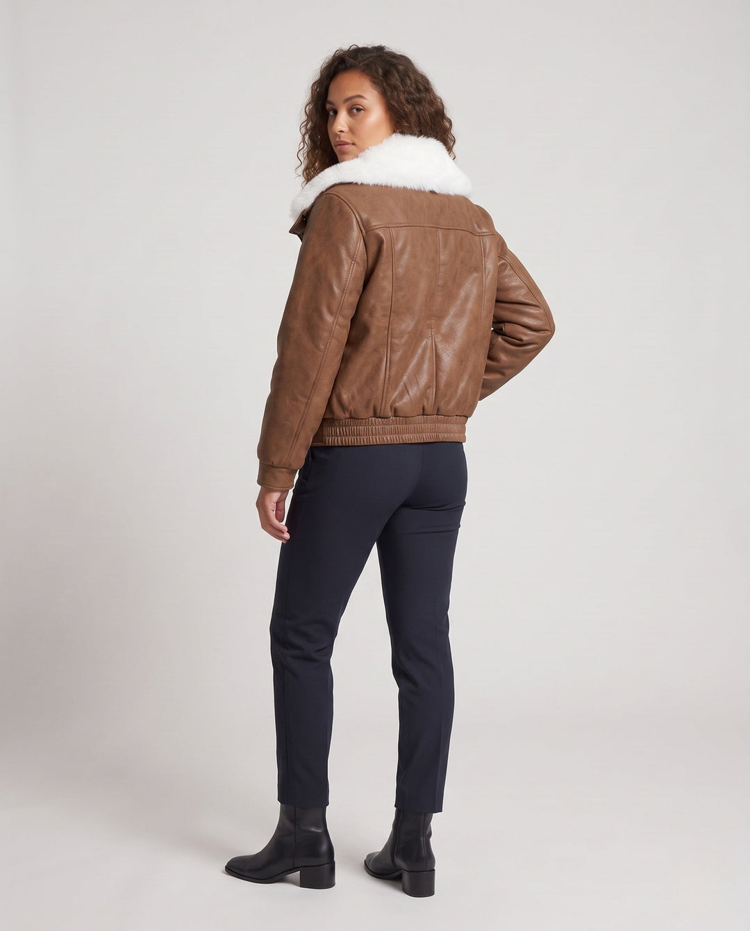 Dam Kort Lambskin Imitation Aviatorjacka med Voluminous Faux Fur Krage